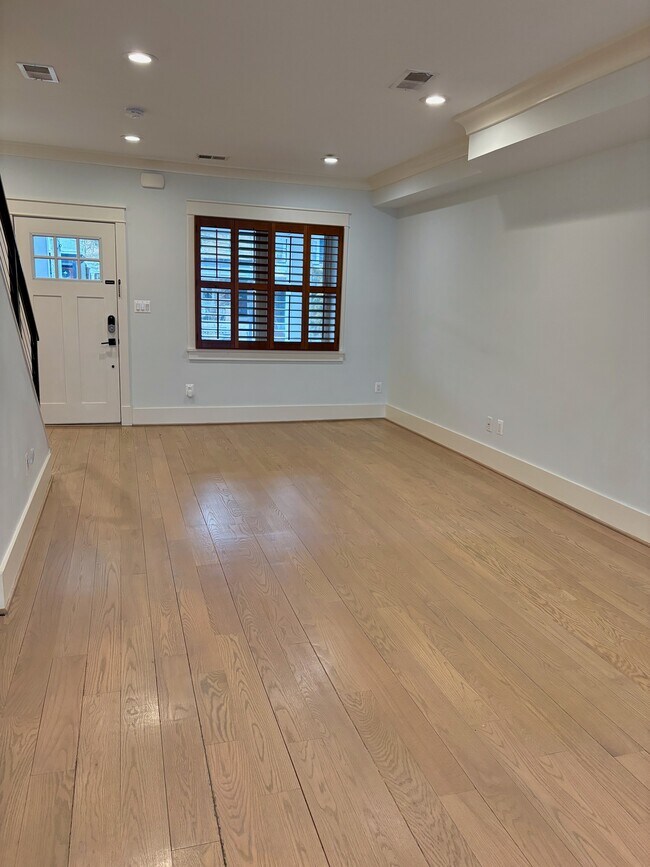 Foto del edificio - 431 Delafield Pl NW