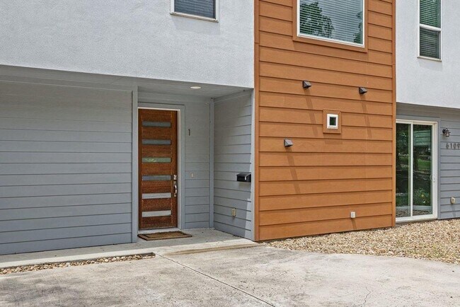 Foto del edificio - 6109 Cherrylawn Cir