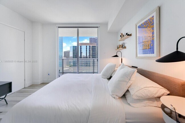 Foto del edificio - 1300 Brickell Bay Dr