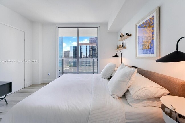 Building Photo - 1300 Brickell Bay Dr