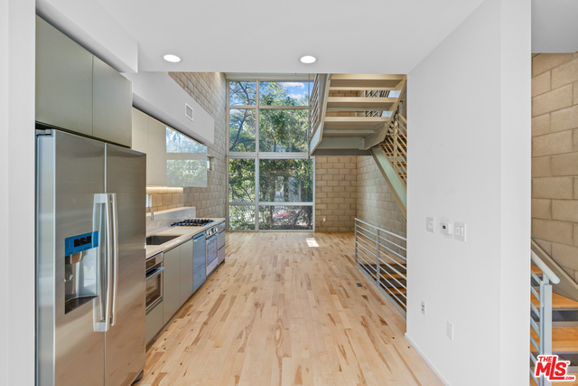 Foto del edificio - 3450 Cahuenga Blvd