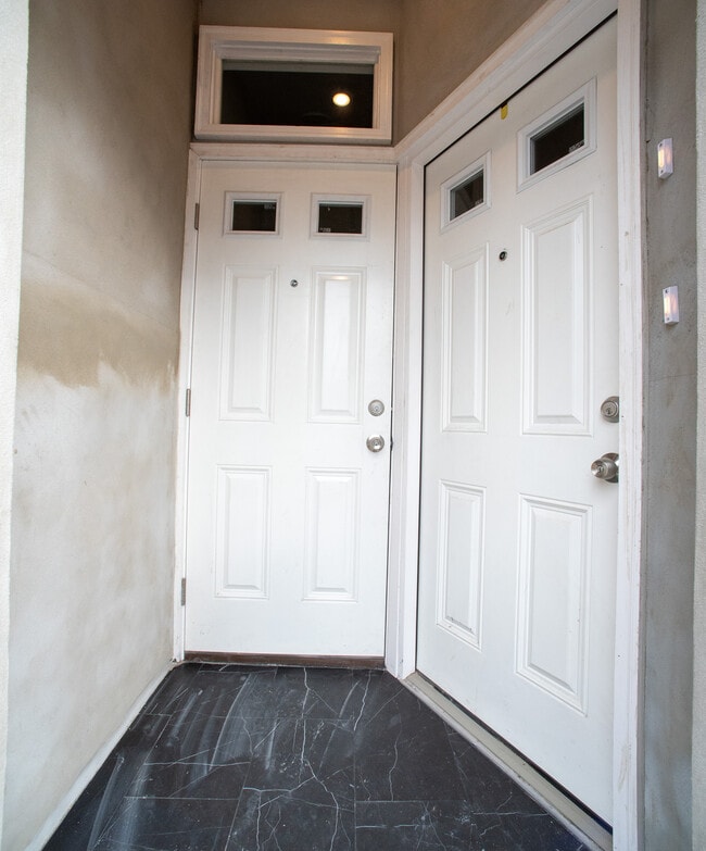 Foto del edificio - 2049 Snyder Ave