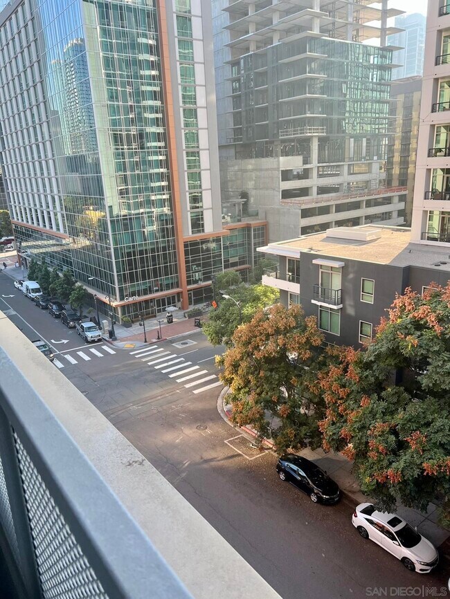 Foto del edificio - 350 W Ash St