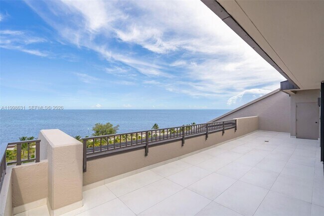 Foto del edificio - 251 Crandon Blvd