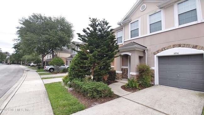 Building Photo - 5956 Pavilion Dr