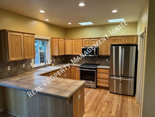 Foto del edificio - Immaculate Westside Home in the Pine Trees