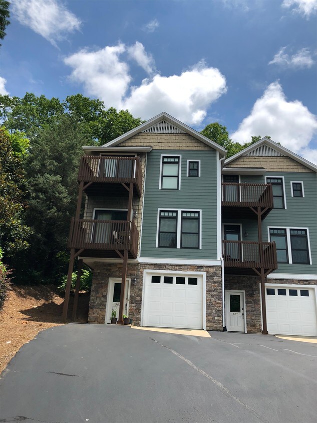 Building Photo - 1405 Lakeside Rd