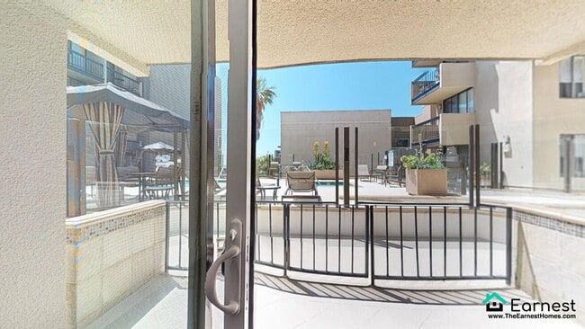 Foto del edificio - Spacious and Unique Ground-Floor 2BD/2BA U...