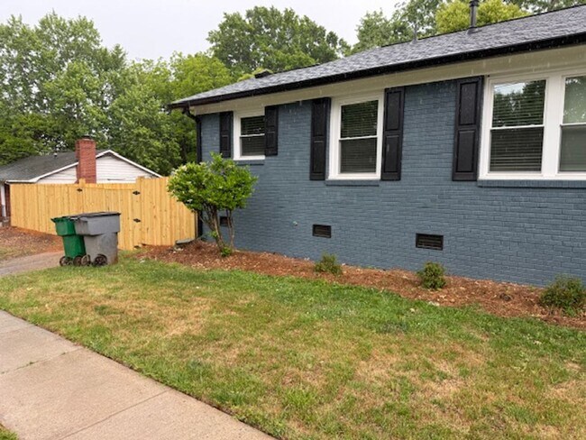 Building Photo - 2 BR/1BA | Newly Renovated Single Family Home |  Back and Front Yard!
