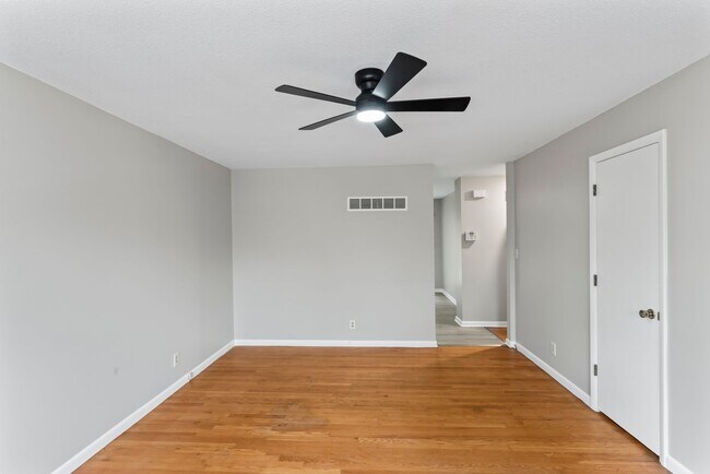 Foto del edificio - Modern Comfort in Independence, MO – 3-Bedroom Duplex! $1295.00