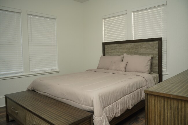 Building Photo - 2516 Isabella St