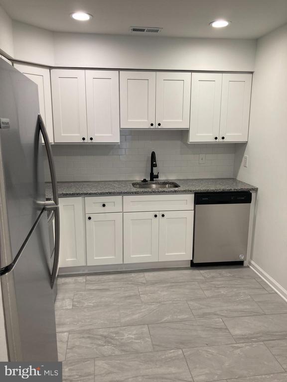 33 Natalie Ct, Levittown, PA 19057 Room for Rent in Levittown, PA