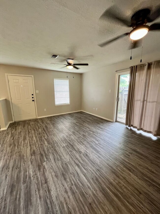 Foto del edificio - Cozy 2 bedroom 1 bath duplex with Large fenced yard
