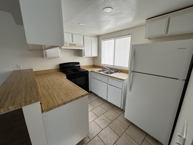 Kitchen - 7913 S Laurelglen Blvd