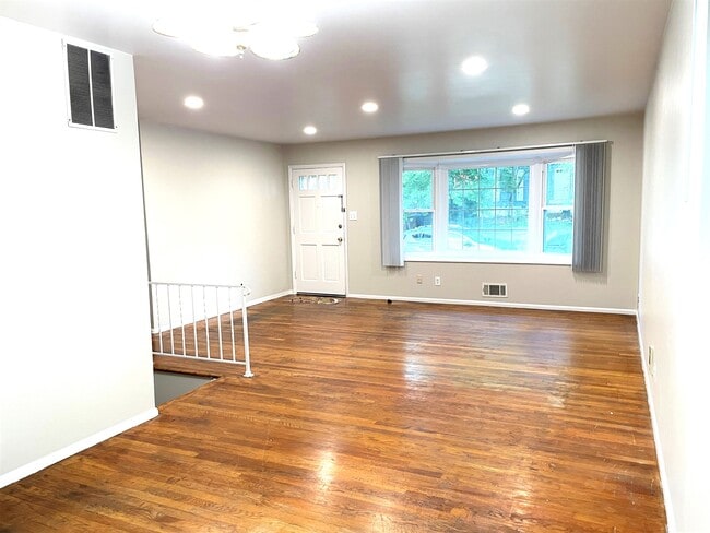Building Photo - 218 Upton St