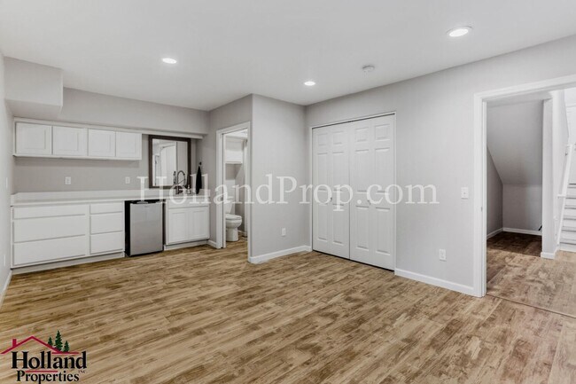 Foto del edificio - Beautiful 3-Level Hillsboro Townhouse in Quiet Cul-de-sac!