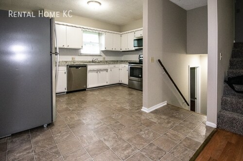 Building Photo - 3-bed / 1-bath split-level duplex w/fenced...