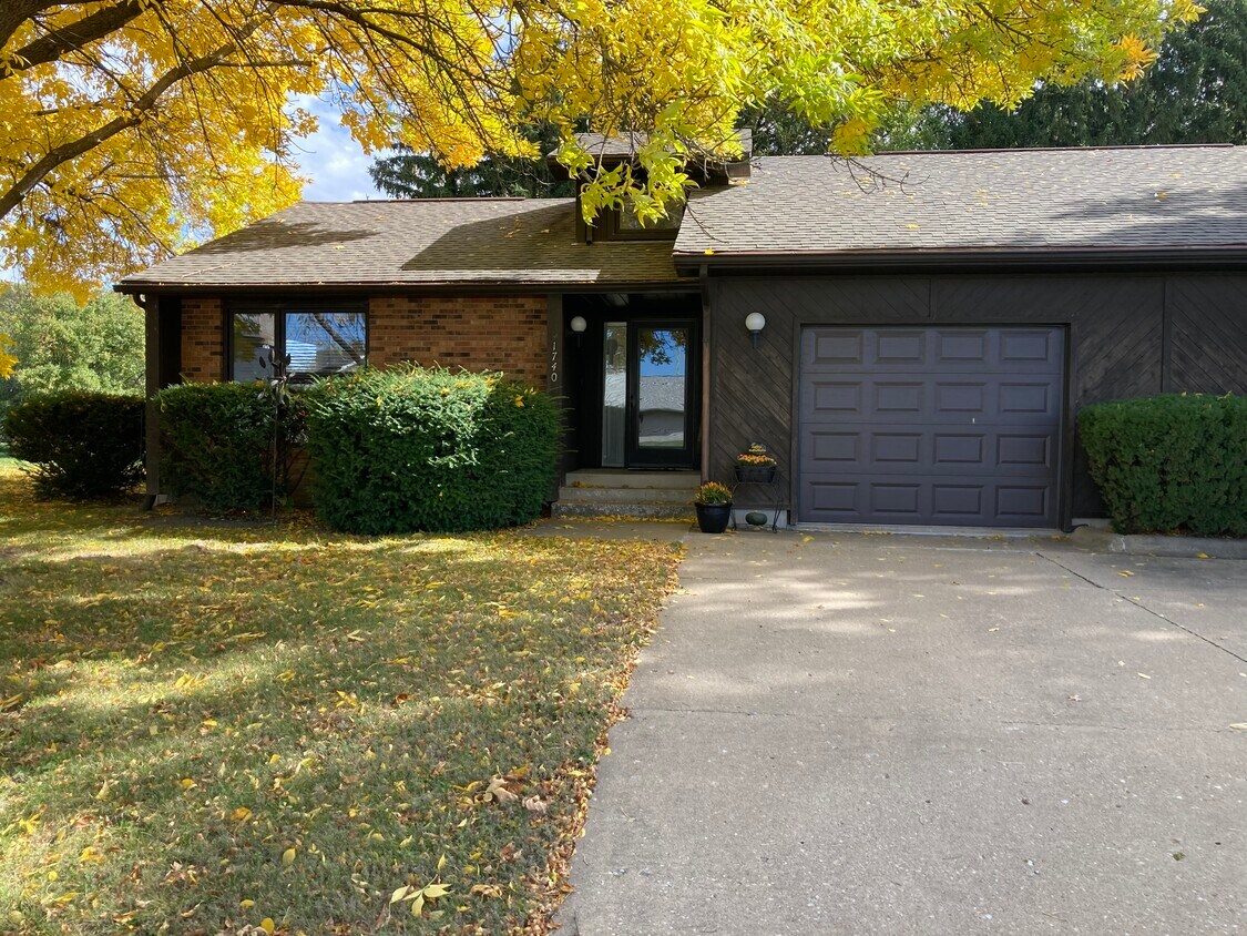 1740 Deer Run Dr, Burlington, IA 52601 Townhome Rentals in Burlington