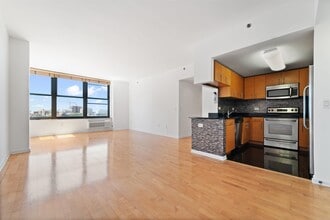 Building Photo - 102 Christopher Columbus Dr