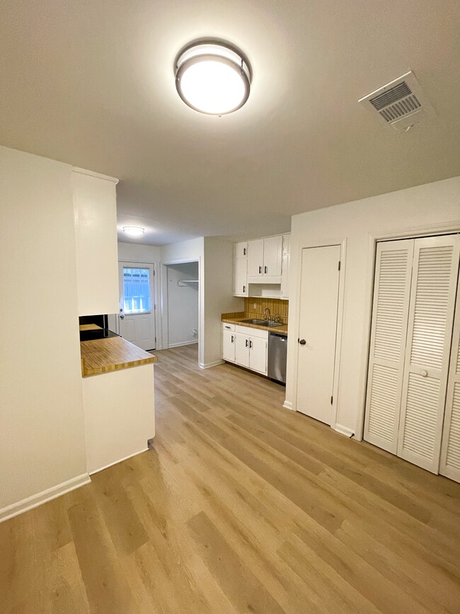Building Photo - 1043 Chestnut Oak Ct NE