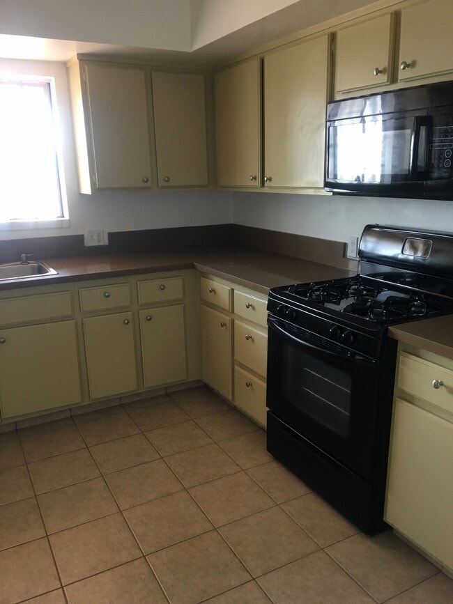 New stove big kitchen - 943 N Beaudry Ave