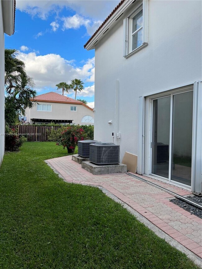 Foto del edificio - 10941 NW 58th Terrace