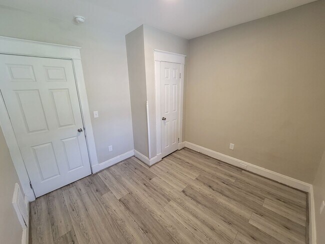 Building Photo - 3415 Woodburn Ave