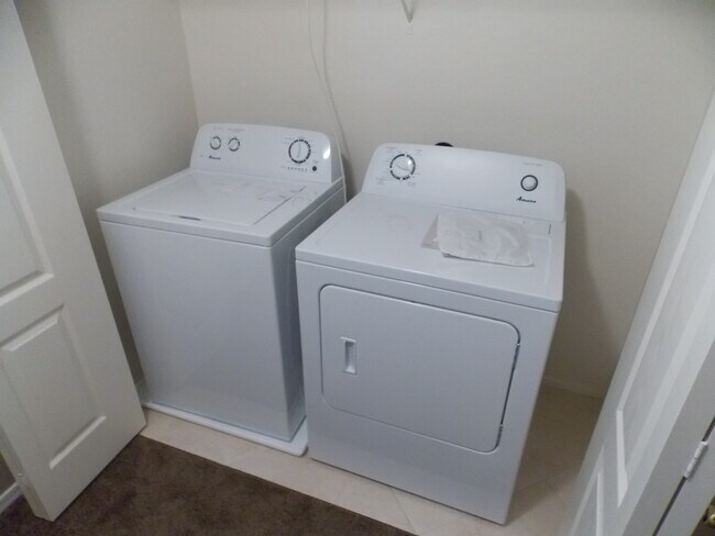 Foto del edificio - Recently Remodeled 3 bed/2.5 Bath with Washer/Dryer