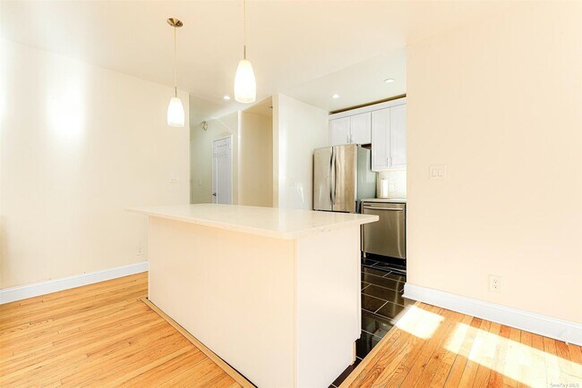 Building Photo - 105-15 66th Rd
