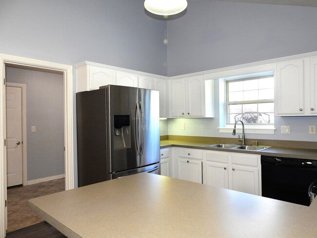 Building Photo - 5527 Raintree Ridge