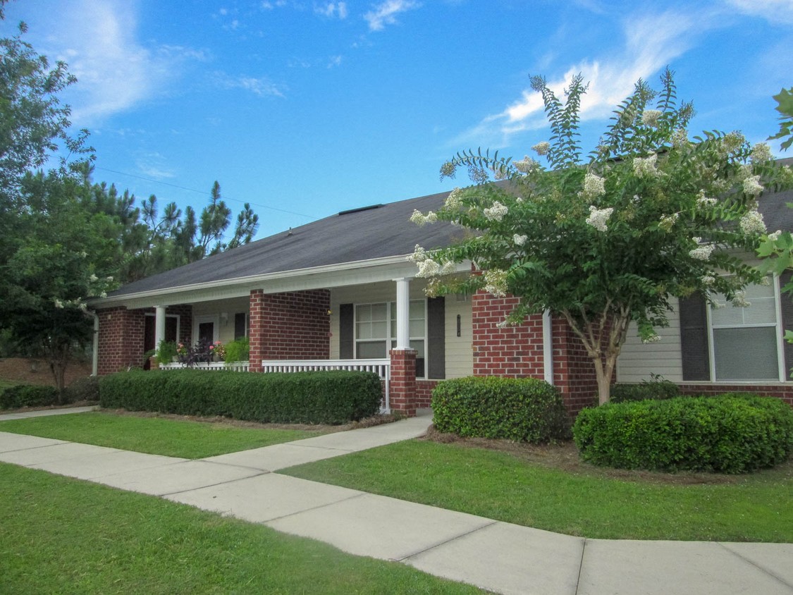 Primary Photo - Laurel Pointe Apartments