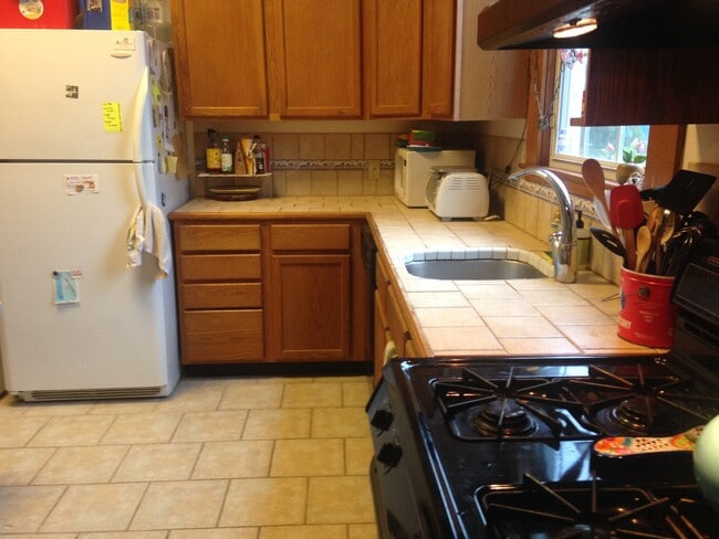 Lots of cabinets and counter space - 4636 S Saratoga St