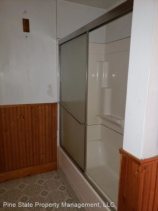 Building Photo - 3 br, 1 bath Room For Rent - 3 School Street