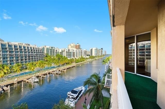 Foto del edificio - 3001 NE 185th St