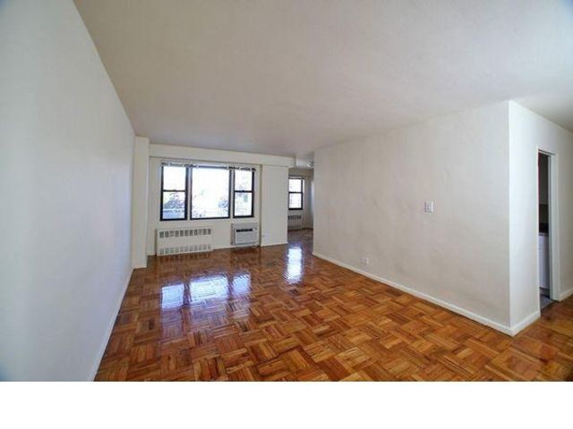 Foto del edificio - 37-18 Queens Blvd