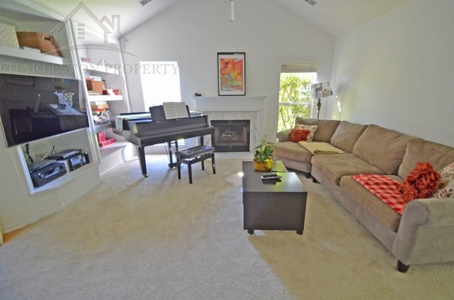 Building Photo - Three Bedroom Home in Park West