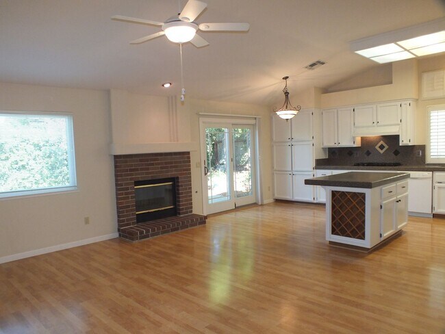 Foto del edificio - Natomas Station 3/2 ranch style home