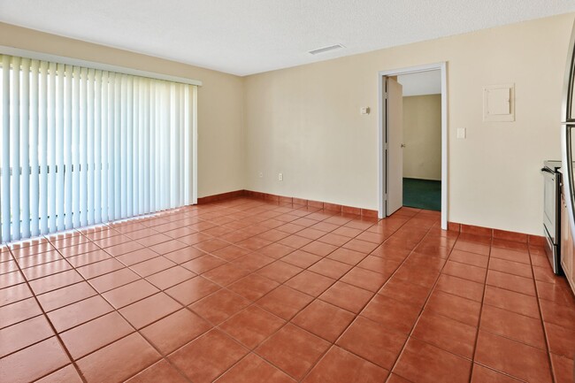 Foto del edificio - Upstairs 1BR Unit in Hidden Lake Village w...