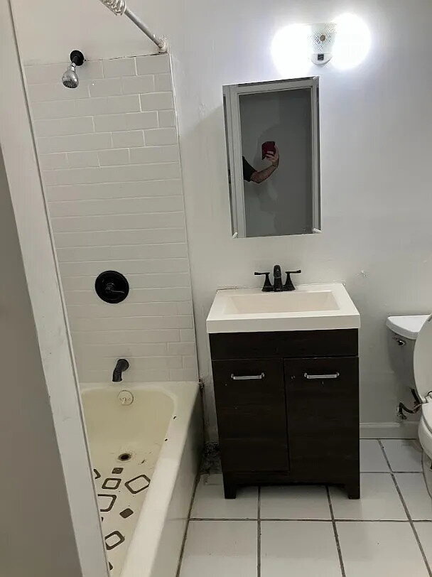 Foto del edificio - "Chic Urban Oasis: Cozy 1-Bedroom Apartment in Vibrant Brooklyn Locale!"