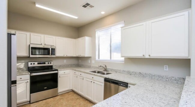 Building Photo - 726 W Colony Dr