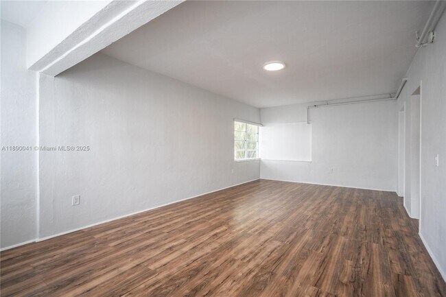 Foto del edificio - 8315 Byron Ave