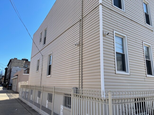 Building Photo - 88 Oakland Ave