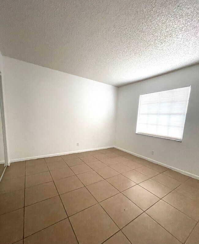 Foto del edificio - LARGE NEWLY RENOVATED 3 BEDROOM APARTMENTS