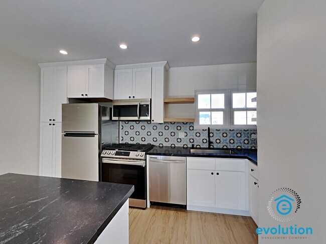 Foto del edificio - 3831-3835 Third Avenue - 3835 Third Ave Apt 3