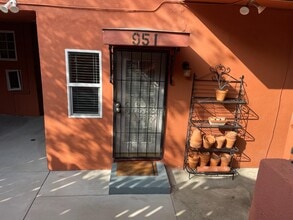 Building Photo - 955 Hyperion Ave