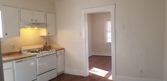 Foto del edificio - Short Term Rental - 1920's Farmhouse in Lakewood - Month to Month up to 6 Months Only