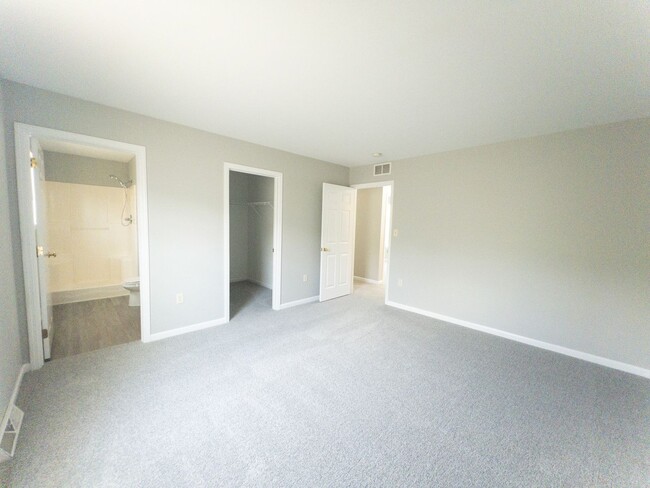 Building Photo - Townhome with 3 beds, 2.5 baths