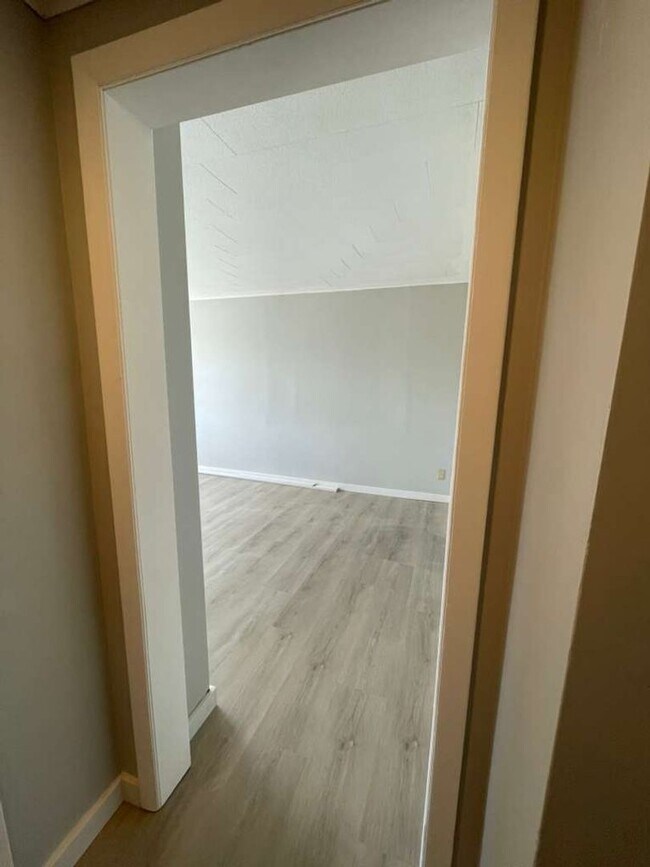 Building Photo - 1614