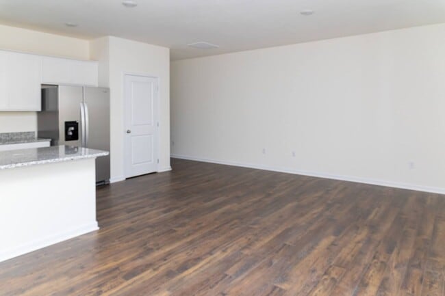 Building Photo - Move In Ready!!