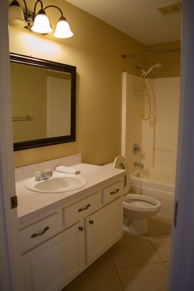 Foto del edificio - 4119 Forest Island Dr